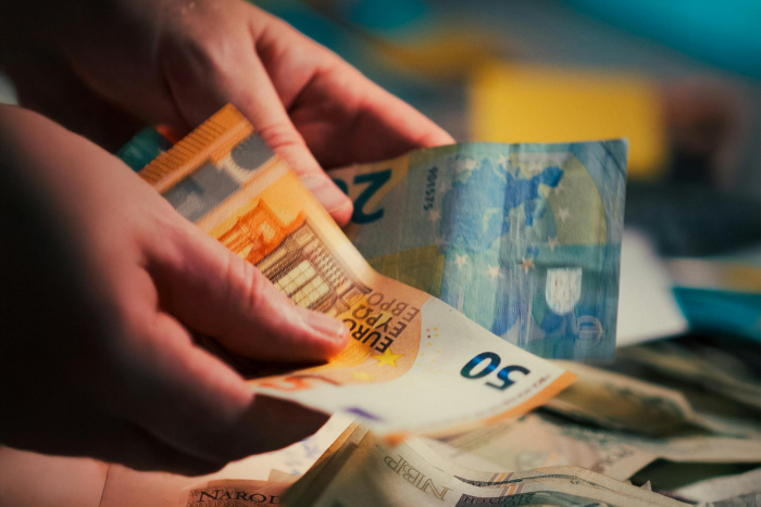 Nuteisti kriminalinės policijos pareigūnais apsimetę asmenys, iš nukentėjusiųjų išvilioję daugiau kaip 14 tūkst. eurų vertės turto